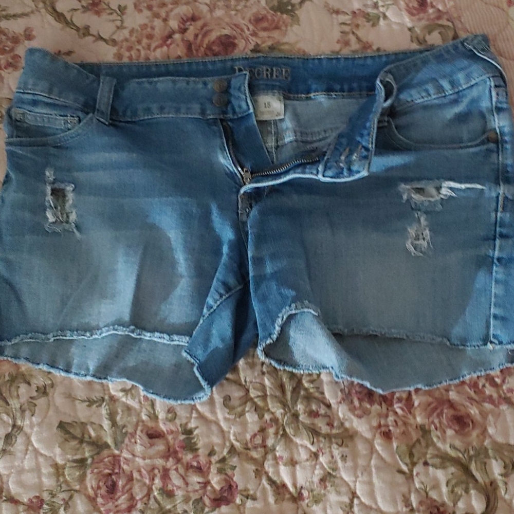 Decree cut off distressed shorts